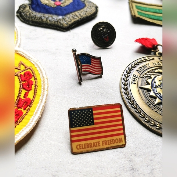 Lot US Military Patriotic Patches, Pins, Medal ~ Air Force Navy Marines Guard - Picture 5 of 8